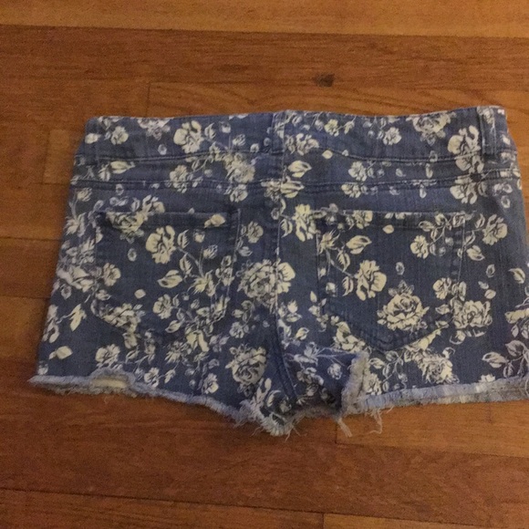 Denim shorts - Picture 3 of 3